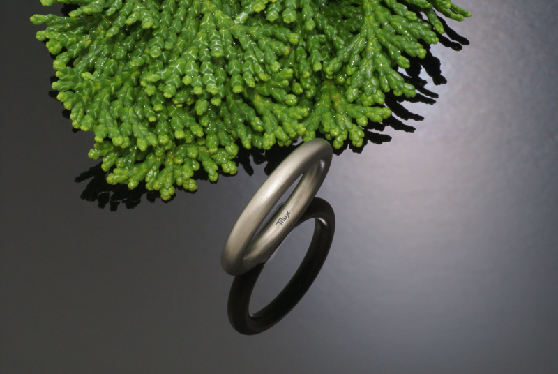 Titan_tilux_enkelt_rund_profil_smykke_fingerring_titanium