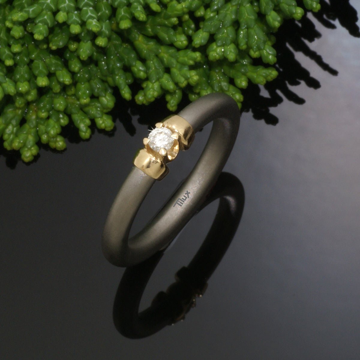 tilux_titan_blank_børstet_boerstet_mat_damering_vielsesring_forlovelsesring_sort_solitaire_ringe_sten_brilliant_diamant_titanium_guld_14_karat_ti2203-10
