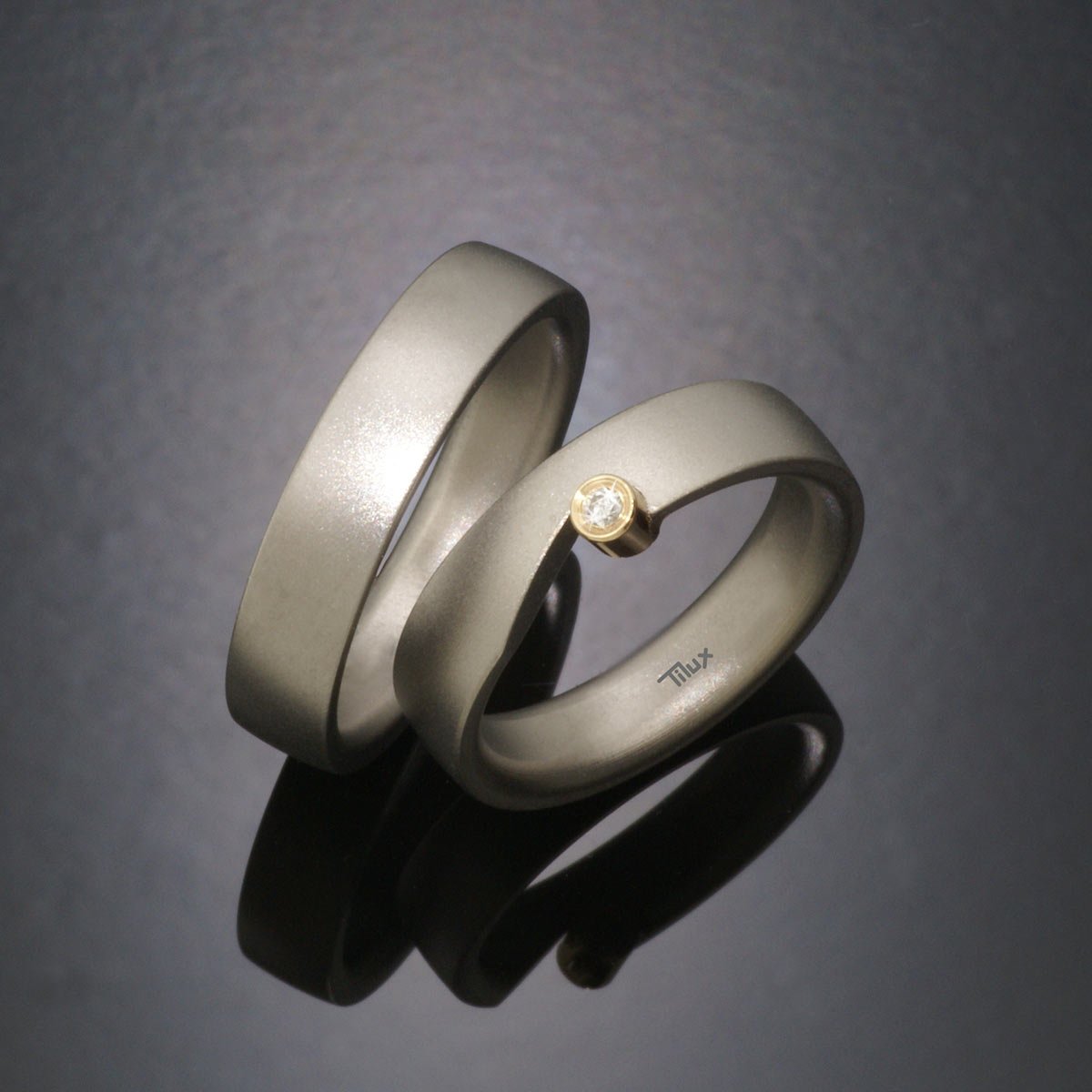 tilux_titan_børstet_boerstet_mat_herrering_damering_vielsesring_forlovelsesring_sten_brilliant_diamant_titanium_guld_14_karat_t2008